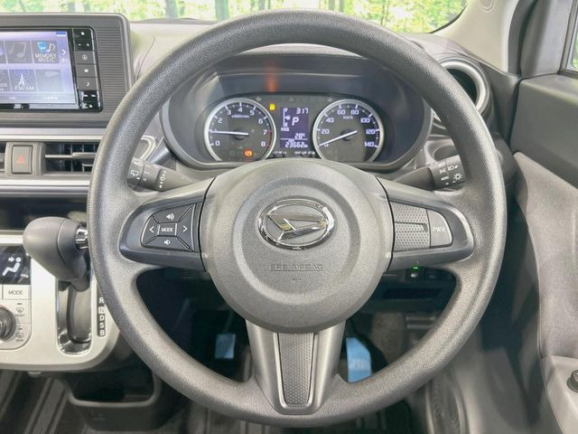 �C���e���A�ɍ��킹���f�U�C���̃X�e�A�����O�́A�^�]�������̂��Ƃ��l���A�^�]���₷���`��A�傫���ł��B�����x�A���ۂɐG���Ă��m���߂��������B