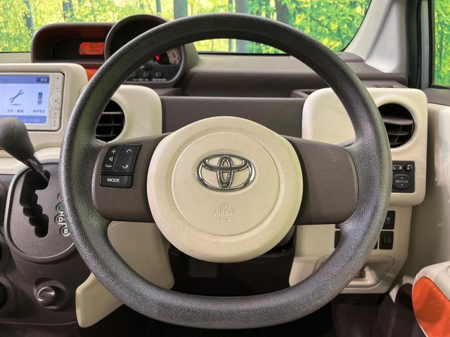 �C���e���A�ɍ��킹���f�U�C���̃X�e�A�����O�́A�^�]�������̂��Ƃ��l���A�^�]���₷���`��A�傫���ł��B�����x�A���ۂɐG���Ă��m���߂��������B