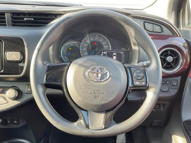 �C���e���A�ɍ��킹���f�U�C���̃X�e�A�����O�́A�^�]�������̂��Ƃ��l���A�^�]���₷���`��A�傫���ł��B�����x�A���ۂɐG���Ă��m���߂��������B