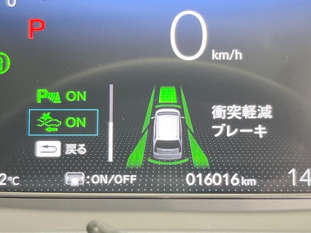 【ホンダセンシング】走行中に前方の車両等を認識し、衝突しそうな時は警報とブレーキで衝突回避と被害軽減をアシスト。より安全にドライブをお楽しみいただけます。