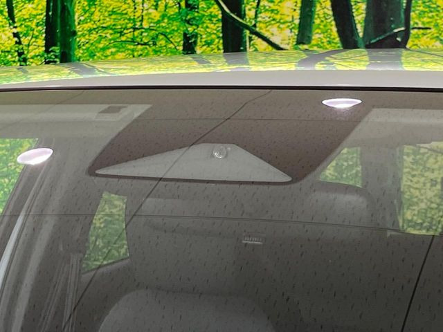 【ホンダセンシング】走行中に前方の車両等を認識し、衝突しそうな時は警報とブレーキで衝突回避と被害軽減をアシスト。より安全にドライブをお楽しみいただけます。