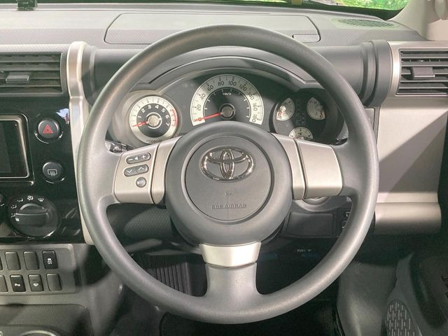 �C���e���A�ɍ��킹���f�U�C���̃X�e�A�����O�́A�^�]�������̂��Ƃ��l���A�^�]���₷���`��A�傫���ł��B�����x�A���ۂɐG���Ă��m���߂��������B