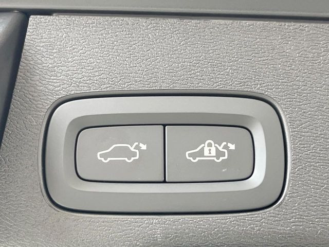 ●電動リアゲート:ワンタッチでリアゲートの開閉ができ、両手が塞がっている状態でも簡単に開閉ができる便利機能です。