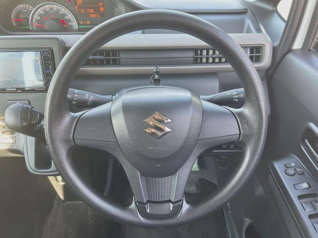 �C���e���A�ɍ��킹���f�U�C���̃X�e�A�����O�́A�^�]�������̂��Ƃ��l���A�^�]���₷���`��A�傫���ł��B�����x�A���ۂɐG���Ă��m���߂��������B