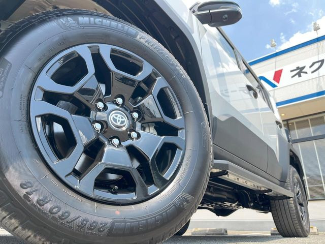 �y����18�C���`�A���~�z�C�[���z�O�ςɃ}�b�`���������A���~�z�C�[���𑕒����Ă���܂��B�e��ЊO�A���~�z�C�[����A�X�^�b�h���X�^�C�����戵�����Ă���܂��B���񂲑��k����������