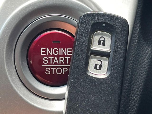 �yHonda�X�}�[�g�L�[�z�J�o����|�P�b�g�ɓ��ꂽ�܂܂ł��h�A�̎{���E�������\�ȃX�}�[�g�L�[�𑕔��B�G���W���̃I���E�I�t�����J�M�����o���K�v����������Ƃ��Ă��֗��ł���