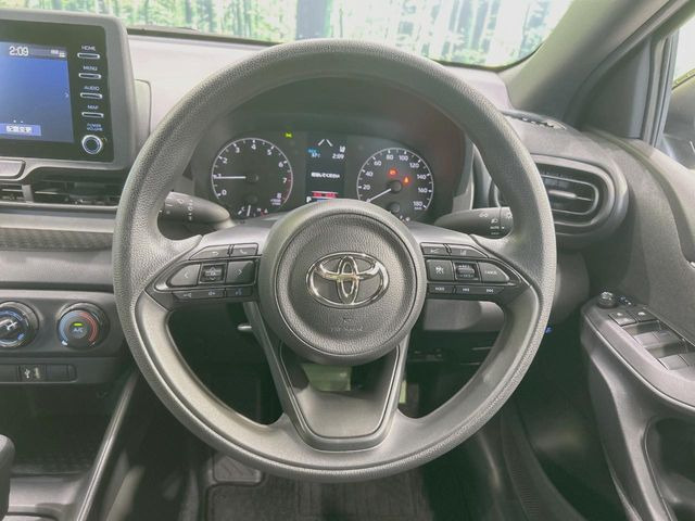 �C���e���A�ɍ��킹���f�U�C���̃X�e�A�����O�́A�^�]�������̂��Ƃ��l���A�^�]���₷���`��A�傫���ł��B�����x�A���ۂɐG���Ă��m���߂��������B