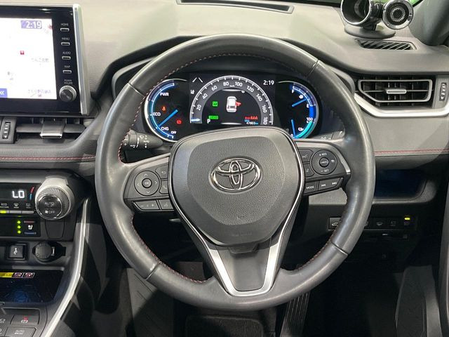 �C���e���A�ɍ��킹���f�U�C���̃X�e�A�����O�́A�^�]�������̂��Ƃ��l���A�^�]���₷���`��A�傫���ł��B�����x�A���ۂɐG���Ă��m���߂��������B