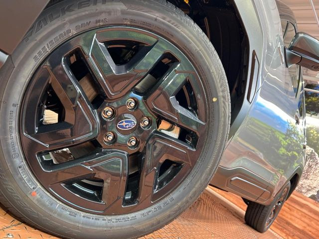 �y����18�C���`�A���~�z�C�[���z�O�ςɃ}�b�`���������A���~�z�C�[���𑕒����Ă���܂��B�e��ЊO�A���~�z�C�[����A�X�^�b�h���X�^�C�����戵�����Ă���܂��B���񂲑��k����������