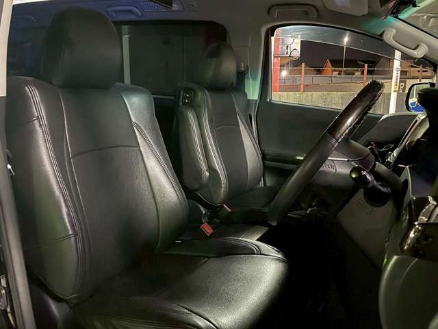 運転席も広々としており運転しやすい環境を実現しています☆
