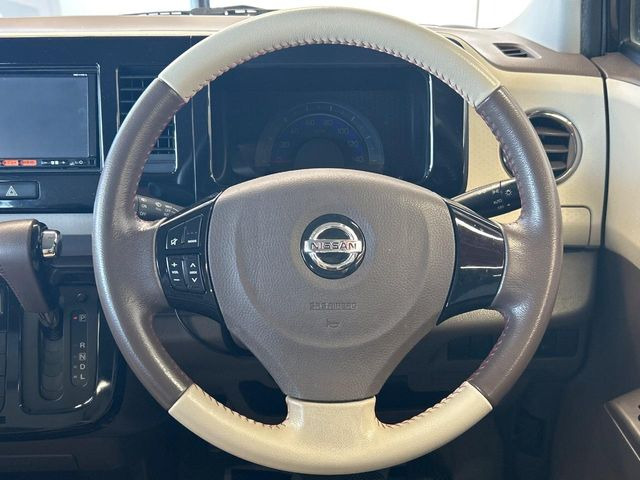 �C���e���A�ɍ��킹���f�U�C���̃X�e�A�����O�́A�^�]�������̂��Ƃ��l���A�^�]���₷���`��A�傫���ł��B�����x�A���ۂɐG���Ă��m���߂��������B