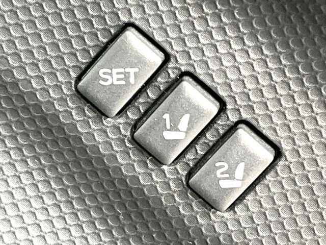 【メモリー機能付きパワーシート】ドライバーごとに設定したシート位置を記憶して、ボタン一つで切り替えできる便利な機能!運転する方が複数名いらっしゃるご家庭におすすめです♪