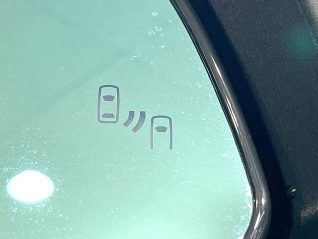 【ブラインドスポットモニター】走行中、ドアミラーの死角になりやすい箇所に後続車が接近するとサイドミラーのレンズに警告を表示!ドライバーに注意喚起をしてくれます。