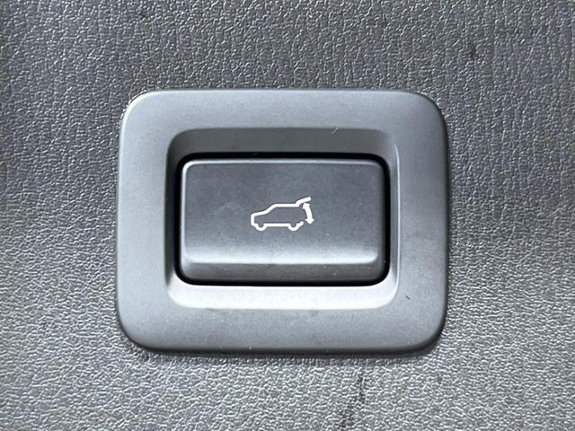 【パワーバックドア】スマートキーや運転席のボタンを押すだけでリアゲートが自動で開閉します!荷物を持っている時や、高い位置にあるバックドアを閉める際に便利な機能です♪