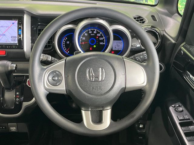 �C���e���A�ɍ��킹���f�U�C���̃X�e�A�����O�́A�^�]�������̂��Ƃ��l���A�^�]���₷���`��A�傫���ł��B�����x�A���ۂɐG���Ă��m���߂��������B