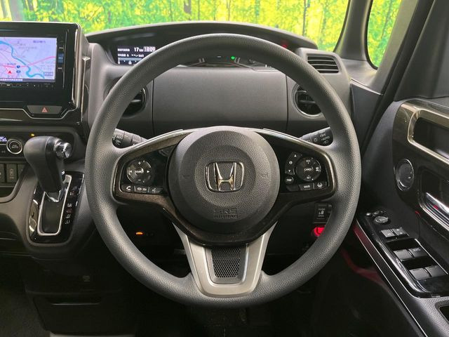 �C���e���A�ɍ��킹���f�U�C���̃X�e�A�����O�́A�^�]�������̂��Ƃ��l���A�^�]���₷���`��A�傫���ł��B�����x�A���ۂɐG���Ă��m���߂��������B