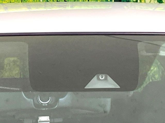 【エマージェンシーブレーキ】走行中に前方の車両等を認識し、衝突しそうな時は警報とブレーキで衝突回避と被害軽減をアシスト。より安全にドライブをお楽しみいただけます。