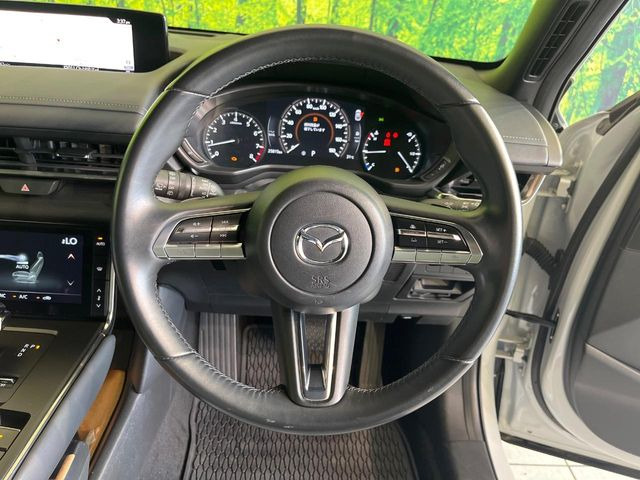 �C���e���A�ɍ��킹���f�U�C���̃X�e�A�����O�́A�^�]�������̂��Ƃ��l���A�^�]���₷���`��A�傫���ł��B�����x�A���ۂɐG���Ă��m���߂��������B