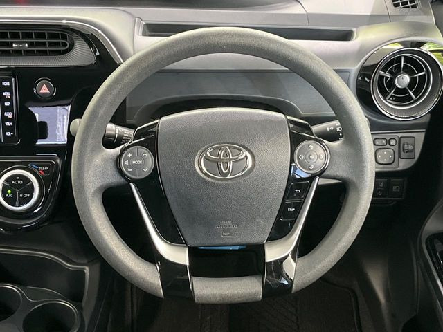 �C���e���A�ɍ��킹���f�U�C���̃X�e�A�����O�́A�^�]�������̂��Ƃ��l���A�^�]���₷���`��A�傫���ł��B�����x�A���ۂɐG���Ă��m���߂��������B