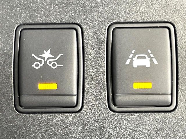 【エマージェンシーブレーキ】走行中に前方の車両等を認識し、衝突しそうな時は警報とブレーキで衝突回避と被害軽減をアシスト。より安全にドライブをお楽しみいただけます。