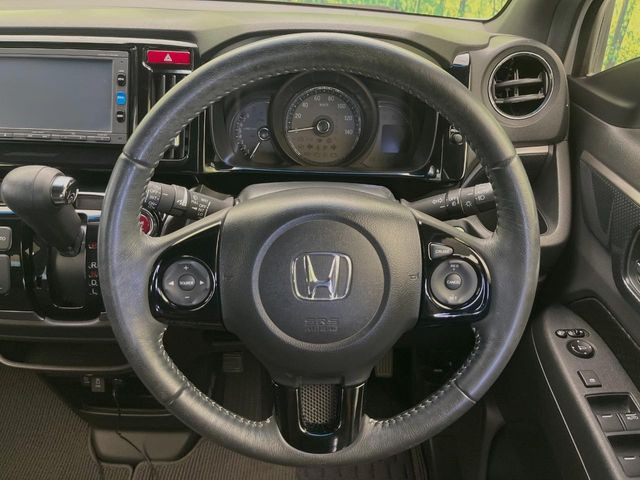 【純正革巻きステアリング】上質な革を使用することで、手にしっかり馴染みとても運転しやすいハンドルです♪