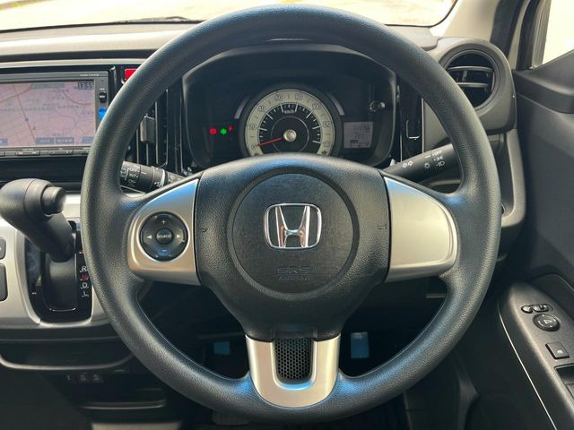 �C���e���A�ɍ��킹���f�U�C���̃X�e�A�����O�́A�^�]�������̂��Ƃ��l���A�^�]���₷���`��A�傫���ł��B�����x�A���ۂɐG���Ă��m���߂��������B
