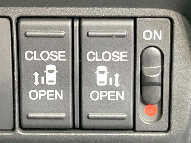 【両側パワースライドドア】スマートキーや運転席のスイッチで後席両側スライドドアの開閉が可能♪電動だから力を入れてドアを開ける必要が無く、小さなお子様でも簡単に開け閉めでき快適です♪