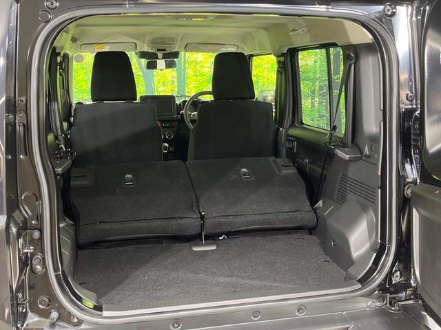 普段のお買い物や通勤、送迎等に十分な荷室スペースを確保しております。セカンドシートを倒すと、大きな荷物の積載も可能です♪