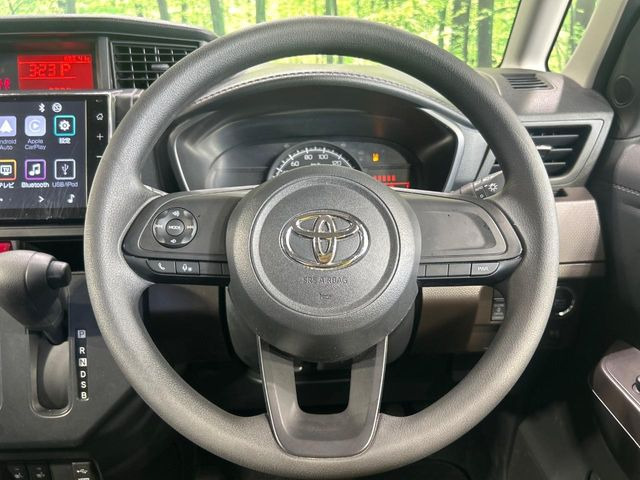 �C���e���A�ɍ��킹���f�U�C���̃X�e�A�����O�́A�^�]�������̂��Ƃ��l���A�^�]���₷���`��A�傫���ł��B�����x�A���ۂɐG���Ă��m���߂��������B