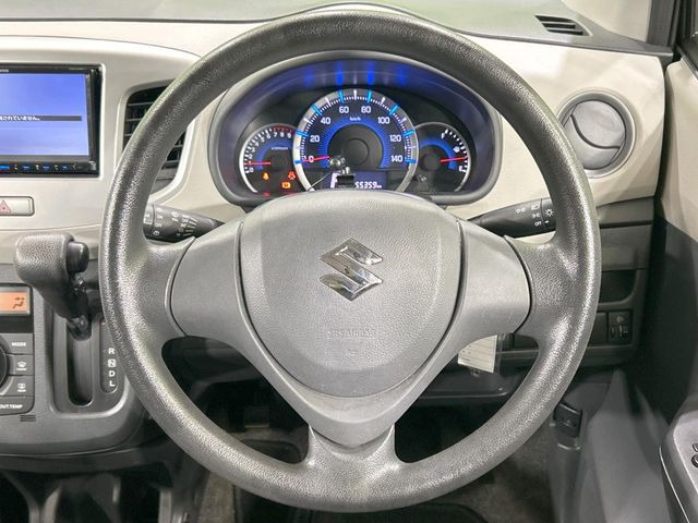 �C���e���A�ɍ��킹���f�U�C���̃X�e�A�����O�́A�^�]�������̂��Ƃ��l���A�^�]���₷���`��A�傫���ł��B�����x�A���ۂɐG���Ă��m���߂��������B