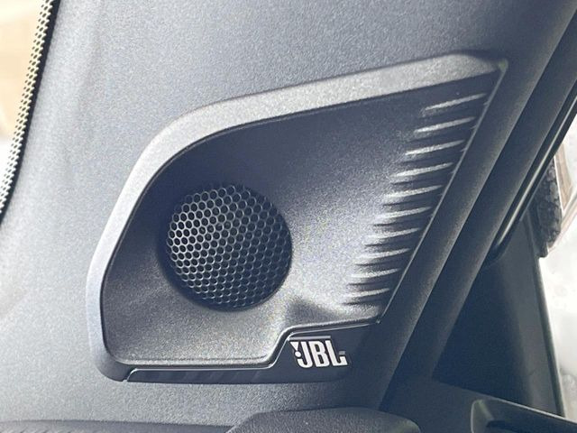�yJBL�T�E���h�V�X�e���z���[�J�[�I�v�V�����̍��i�ʃT�E���h�V�X�e���𓋍ځB��p�̃`���[�j���O���{���ꂽ�召�l�X�ȃX�s�[�J�[����ǎ��ȃT�E���h���t�ł��A�Տꊴ���ӂ�鉹����Ԃ����o���܂��B