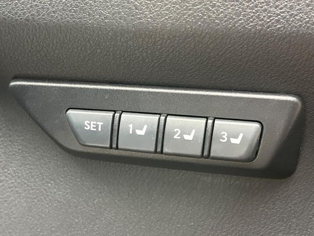 【メモリー機能付きパワーシート】ドライバーごとに設定したシート位置を記憶して、ボタン一つで切り替えできる便利な機能!運転する方が複数名いらっしゃるご家庭におすすめです♪