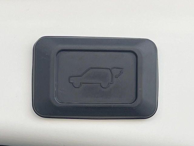 【パワーバックドア】スマートキーや運転席のボタンを押すだけでリアゲートが自動で開閉します!荷物を持っている時や、高い位置にあるバックドアを閉める際に便利な機能です♪