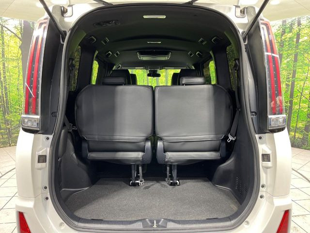 普段のお買い物や通勤、送迎等に十分な荷室スペースを確保しております。サードシートを倒すと、大きな荷物の積載も可能です♪