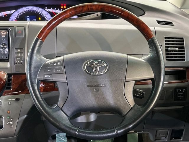 �C���e���A�ɍ��킹���f�U�C���̃X�e�A�����O�́A�^�]�������̂��Ƃ��l���A�^�]���₷���`��A�傫���ł��B�����x�A���ۂɐG���Ă��m���߂��������B
