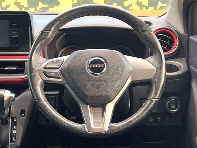 �C���e���A�ɍ��킹���f�U�C���̃X�e�A�����O�́A�^�]�������̂��Ƃ��l���A�^�]���₷���`��A�傫���ł��B�����x�A���ۂɐG���Ă��m���߂��������B