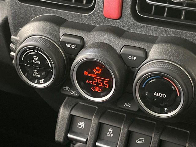 【オートエアコン】一度お好みの温度に設定すれば、車内の温度を検知し風量や温度を自動で調整。暑い&hellip;寒い&hellip;と何度もスイッチ操作をする必要はありません。快適な車内空間には必須の機能ですね♪