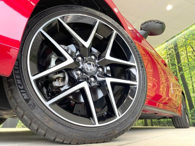 �y����18�C���`�A���~�z�C�[���z�O�ςɃ}�b�`���������A���~�z�C�[���𑕒����Ă���܂��B�e��ЊO�A���~�z�C�[����A�X�^�b�h���X�^�C�����戵�����Ă���܂��B���񂲑��k����������