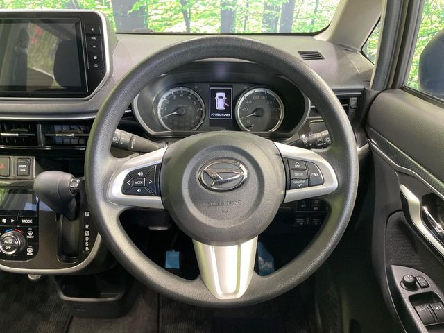 インテリアに合わせたデザインのステアリングは、運転される方のことも考え、運転しやすい形状、大きさです。是非一度、実際に触ってお確かめください。