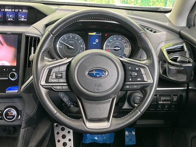 �C���e���A�ɍ��킹���f�U�C���̃X�e�A�����O�́A�^�]�������̂��Ƃ��l���A�^�]���₷���`��A�傫���ł��B�����x�A���ۂɐG���Ă��m���߂��������B