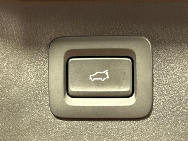 【パワーバックドア】スマートキーや運転席のボタンを押すだけでリアゲートが自動で開閉します!荷物を持っている時や、高い位置にあるバックドアを閉める際に便利な機能です♪