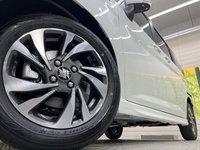 �y�A���~�z�C�[���z�O�ςɃ}�b�`�����A���~�z�C�[���𑕒����Ă���܂��B�e��A���~�z�C�[����A�X�^�b�h���X�^�C�����戵�����Ă���܂��B���񂲑��k����������