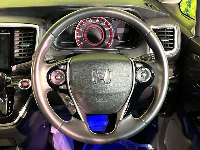 �C���e���A�ɍ��킹���f�U�C���̃X�e�A�����O�́A�^�]�������̂��Ƃ��l���A�^�]���₷���`��A�傫���ł��B�����x�A���ۂɐG���Ă��m���߂��������B