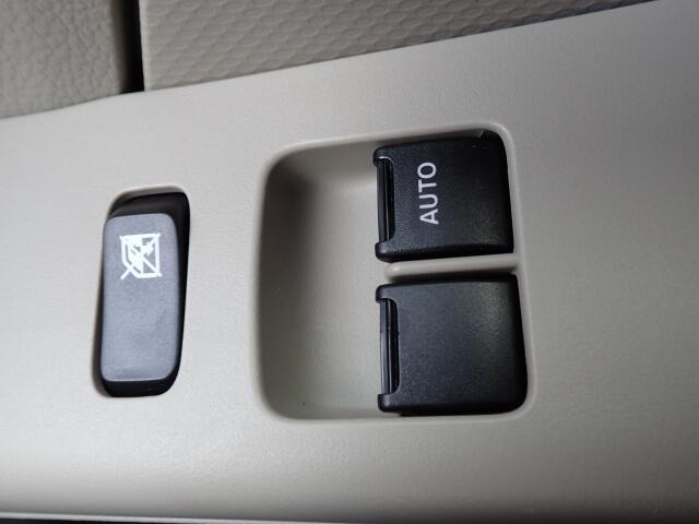 前席の窓の開閉は電動になりますので、便利ですよね。