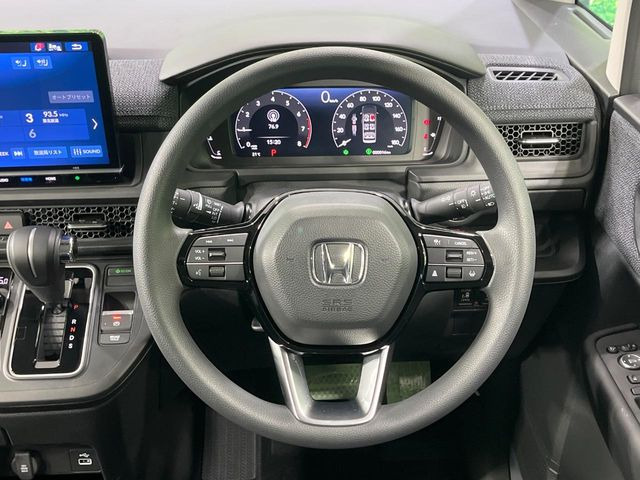 �C���e���A�ɍ��킹���f�U�C���̃X�e�A�����O�́A�^�]�������̂��Ƃ��l���A�^�]���₷���`��A�傫���ł��B�����x�A���ۂɐG���Ă��m���߂��������B