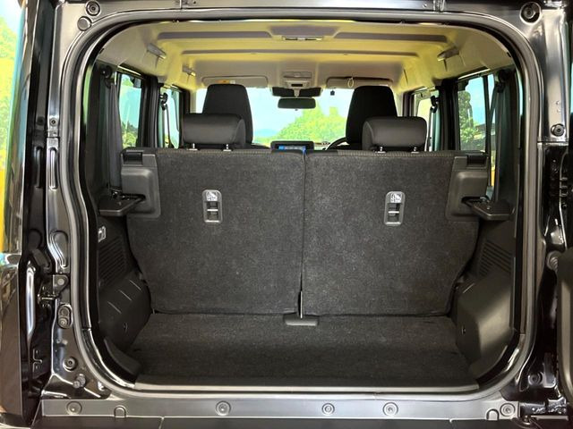 普段のお買い物や通勤、送迎等に十分な荷室スペースを確保しております。セカンドシートを倒すと、大きな荷物の積載も可能です♪