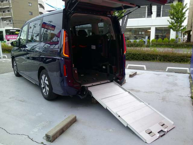 セレナ2.0 XV チェアキャブ スロープタイプ 車いす1名 送迎仕様