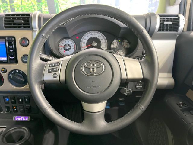 �C���e���A�ɍ��킹���f�U�C���̃X�e�A�����O�́A�^�]�������̂��Ƃ��l���A�^�]���₷���`��A�傫���ł��B�����x�A���ۂɐG���Ă��m���߂��������B