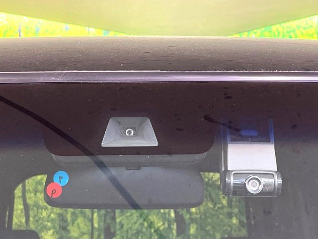 【ホンダセンシング】走行中に前方の車両等を認識し、衝突しそうな時は警報とブレーキで衝突回避と被害軽減をアシスト。より安全にドライブをお楽しみいただけます。