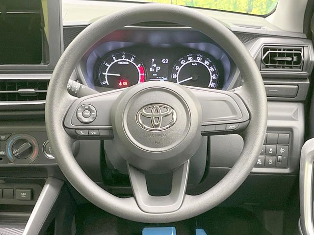 �C���e���A�ɍ��킹���f�U�C���̃X�e�A�����O�́A�^�]�������̂��Ƃ��l���A�^�]���₷���`��A�傫���ł��B�����x�A���ۂɐG���Ă��m���߂��������B